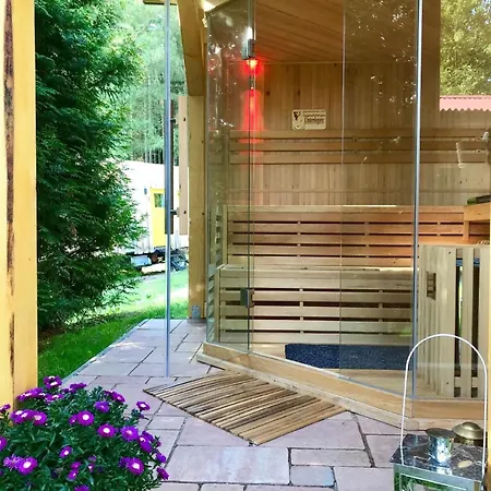 Ruhig Gelegener Ferienbungalow Mit Terrasse Und Garten Am Waldrand Hébergement de vacances Bad Elster