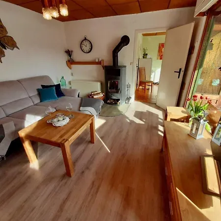 Hébergement de vacances Ruhig Gelegener Ferienbungalow Mit Terrasse Und Garten Am Waldrand