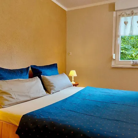 Ruhig Gelegener Ferienbungalow Mit Terrasse Und Garten Am Waldrand